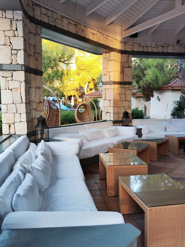 Weekend home living space creating a seamless connection between the interior and surrounding outdoor greenery.